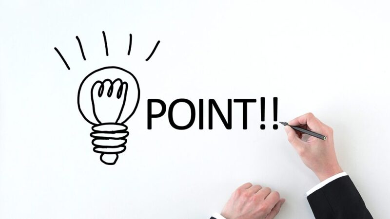 電球とポイントと書いている男性の手の写真