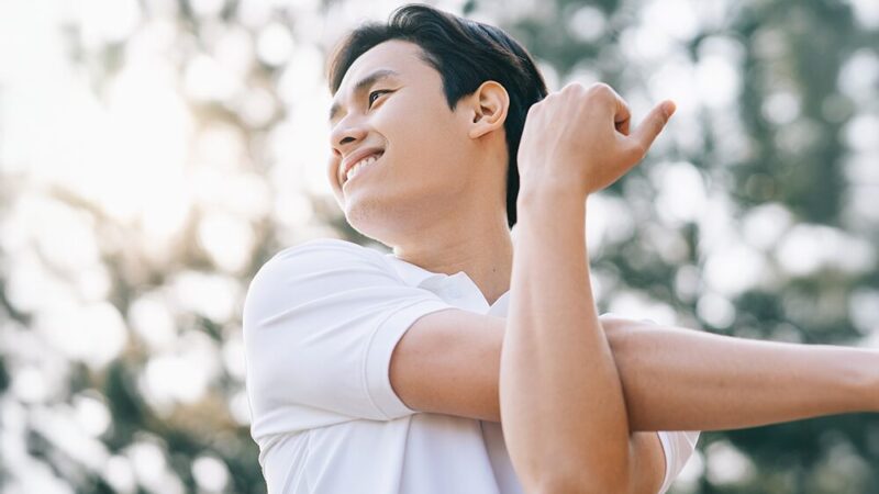 笑顔でストレッチしている男性の写真