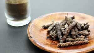 乾燥ヒハツと茶色い粉末の写真