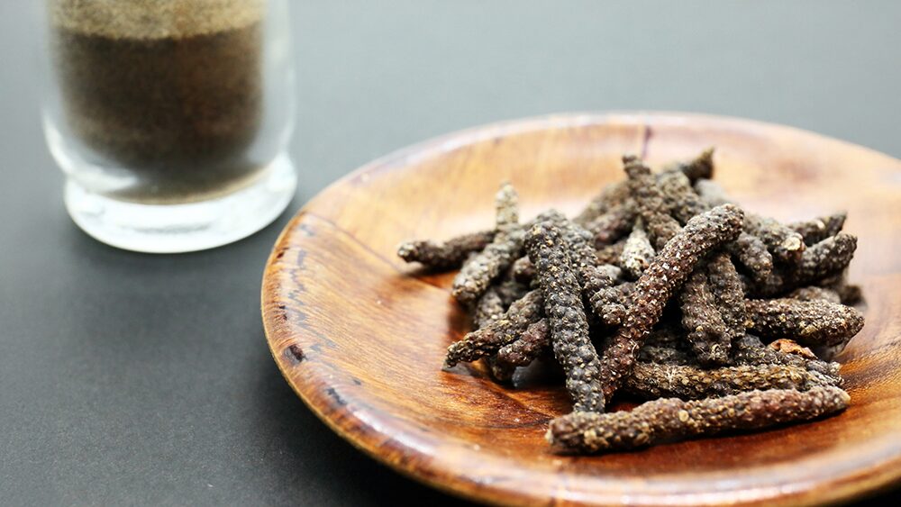 乾燥ヒハツと茶色い粉末の写真