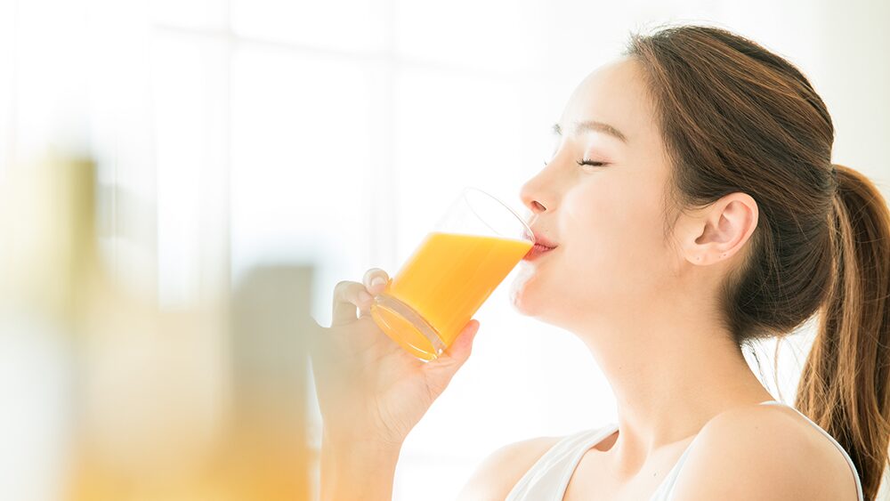 女性がドリンクを飲んでいる写真