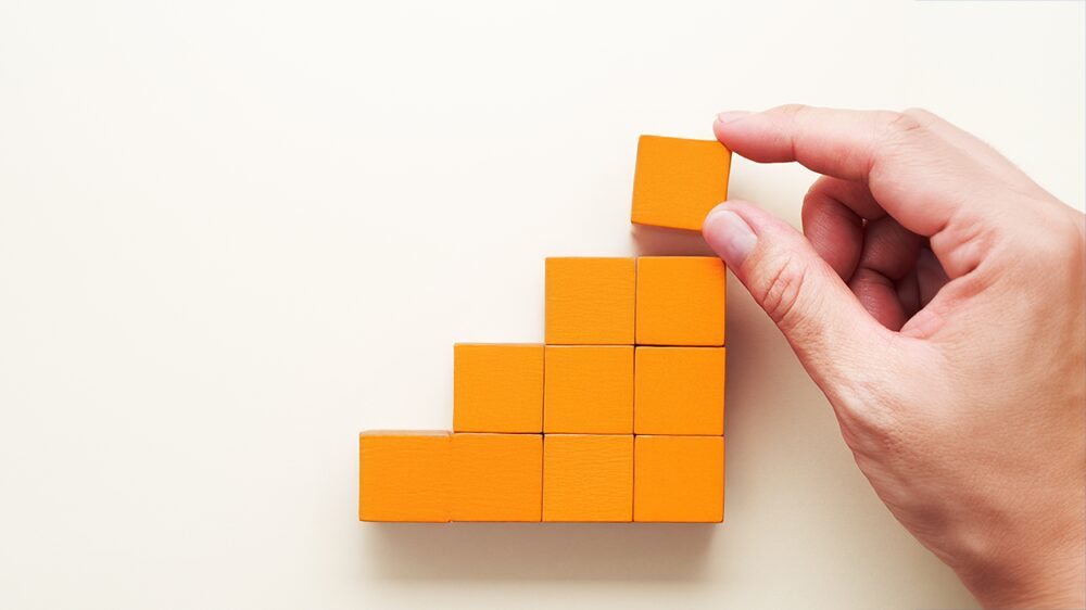 オレンジのブロックが階段のように積みあがっている写真