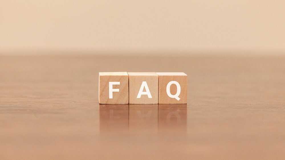 FAQと書いてある木製ブロックの写真