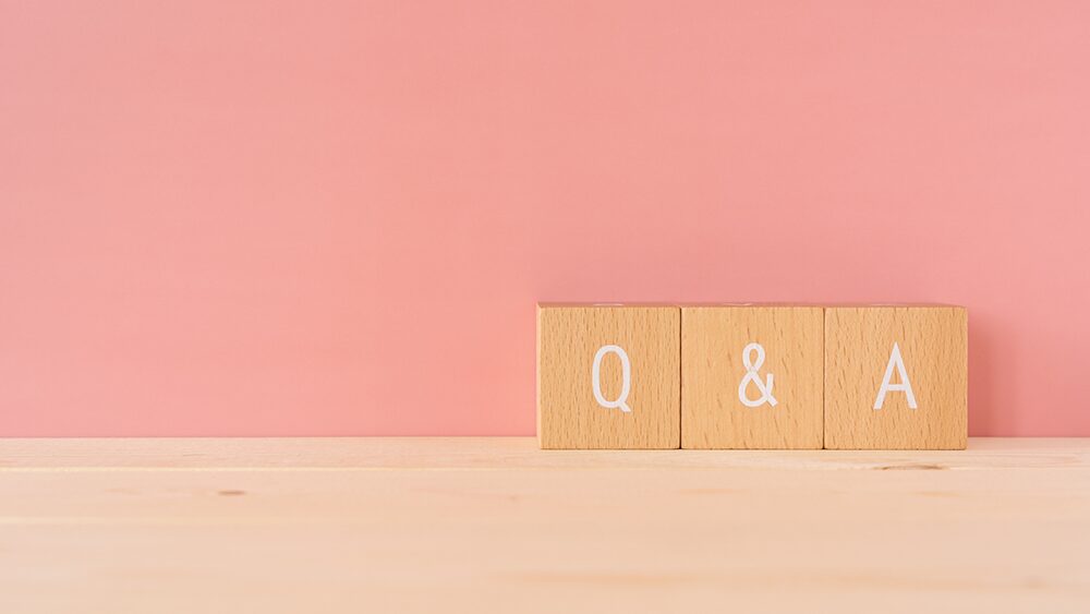 Q&Aと書いた木製ブロックの写真