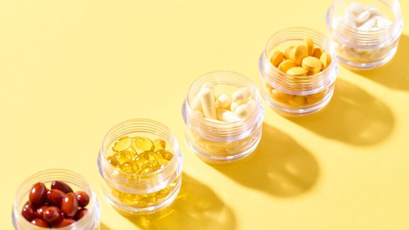 打錠やカプセルなど様々な形状のサプリメントの写真