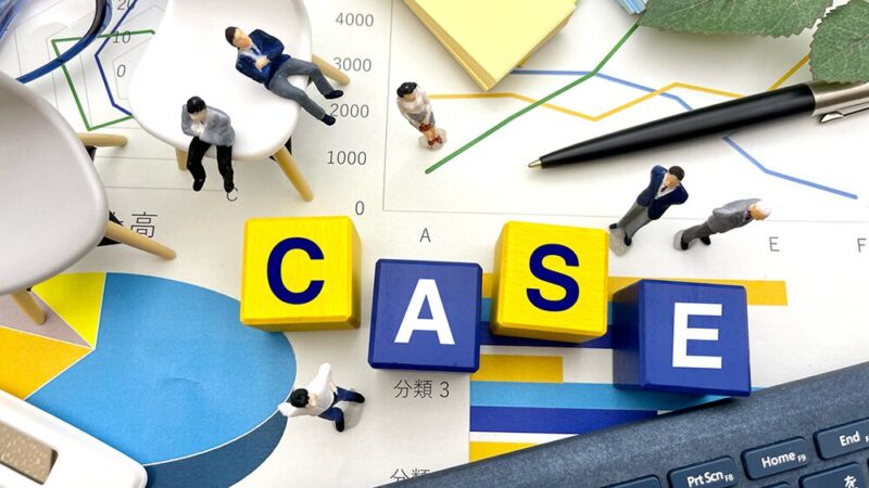 CASEと書いたブロックとグラフやサラリーマンの模型が移っている写真