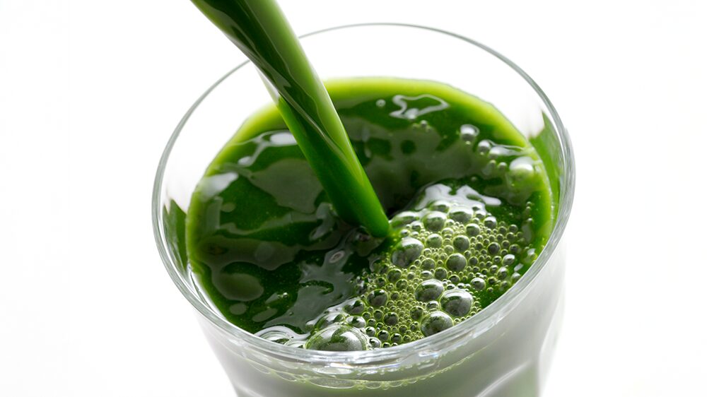 青汁を勢いよく注いでいる写真