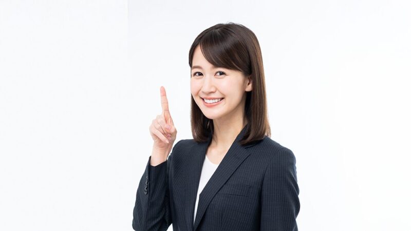 人差し指を立てて説明する女性の写真