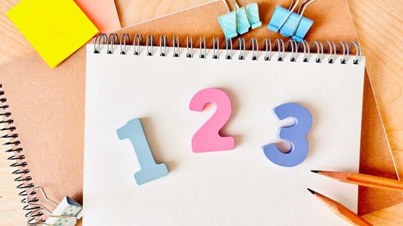 1・2・3と書いた木製ブロックの写真