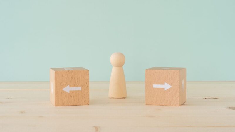 人型ブロックと左右を指す木製ブロックの写真