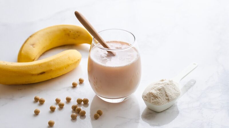大豆とバナナ、プロテイン粉末、ドリンクの写真