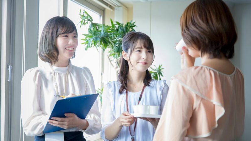 試飲をしている女性とヒアリングをしている女性の写真