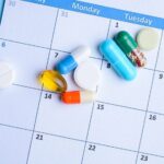 カレンダーの上にサプリメントが並んでいる写真