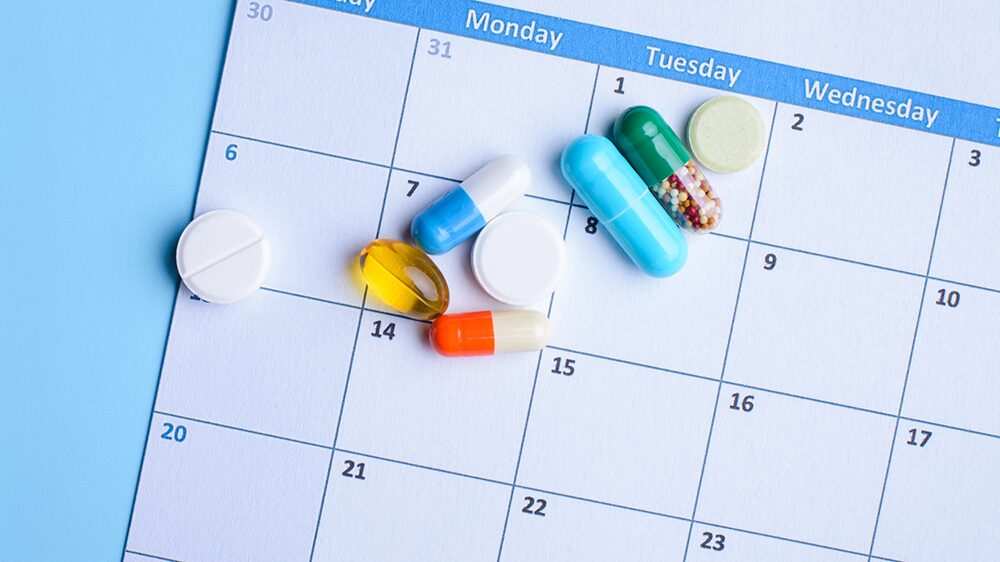 カレンダーの上にサプリメントが並んでいる写真