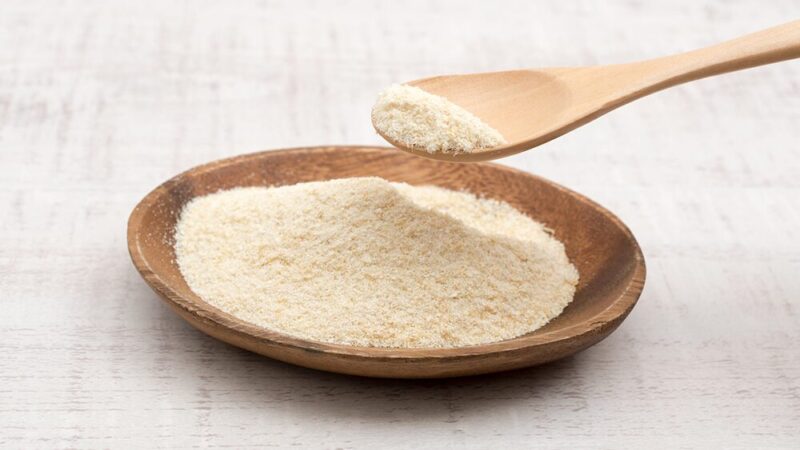 茶色の粉末をスプーンで掬っている写真