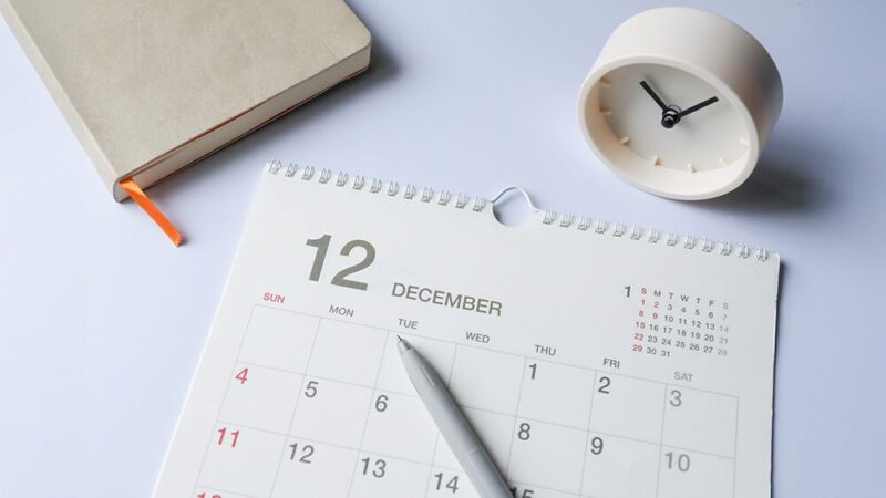 カレンダーと手帳、時計の写真