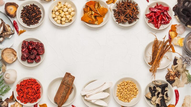 高麗人参など様々な原料が並んでいる写真