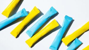 黄色と水色のスティックが並んでいる写真