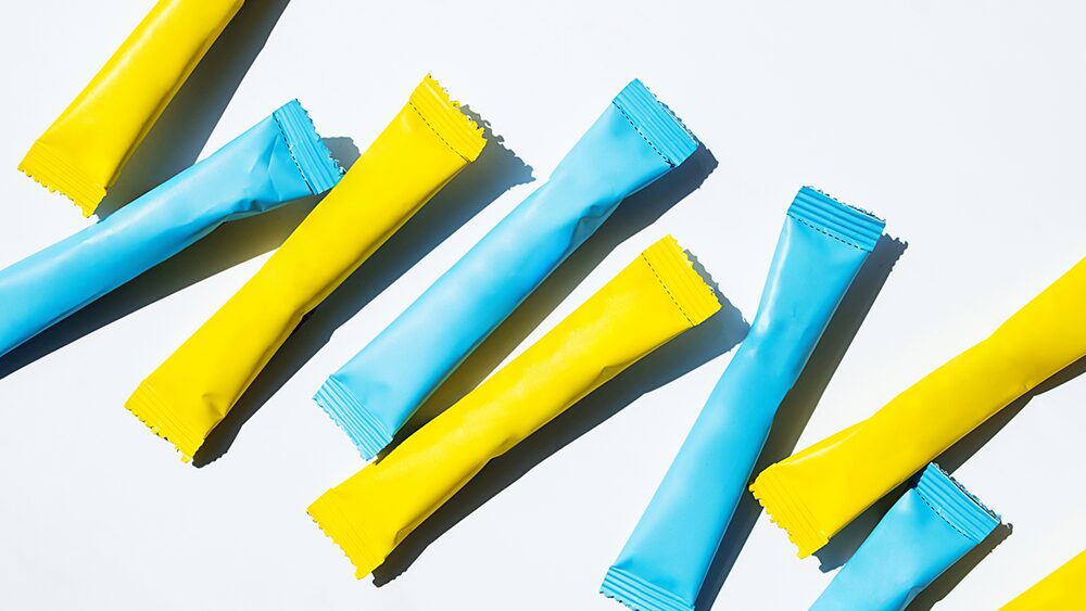 黄色と水色のスティックが並んでいる写真