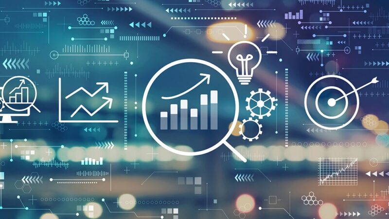 右肩上がりの棒グラフなどデータがたくさん映った写真