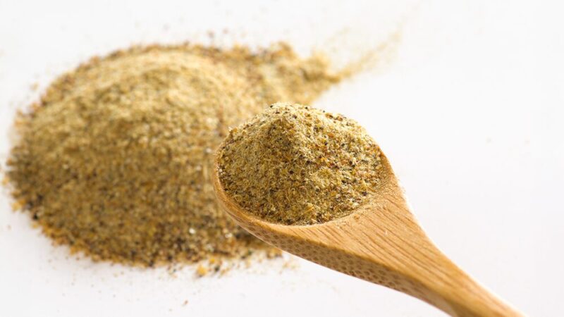 茶色い粉末をスプーンですくっている写真