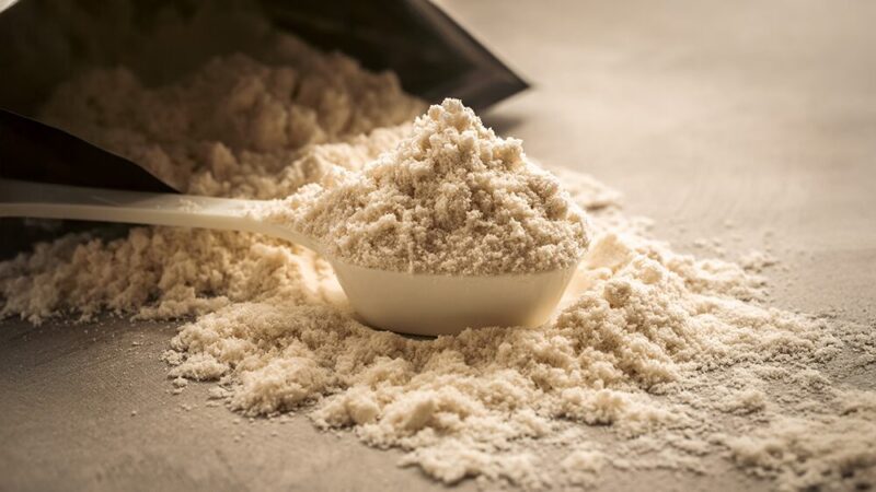 スプーンに盛られたベージュの粉末の写真