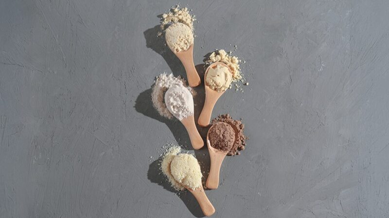 スプーンに盛られた白や茶色の粉末の写真