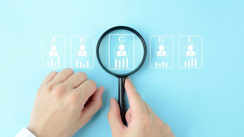 AからEの選択肢を虫眼鏡で覗いている写真