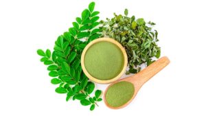 モリンガの葉と粉末の写真