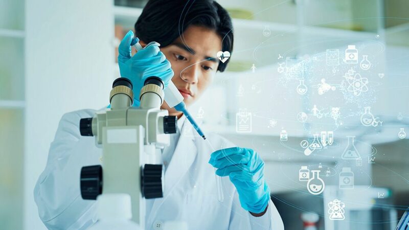 白衣の男性が成分分析している写真