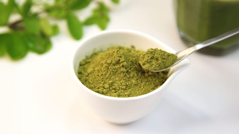 モリンガの葉と粉末の写真