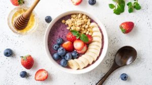 フルーツや穀物の入ったアサイーの写真