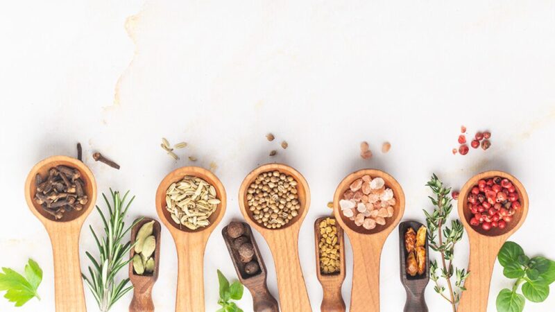 いろいろな原料が入ったスプーンの写真