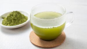 粉末茶とお湯で淹れたお茶の写真