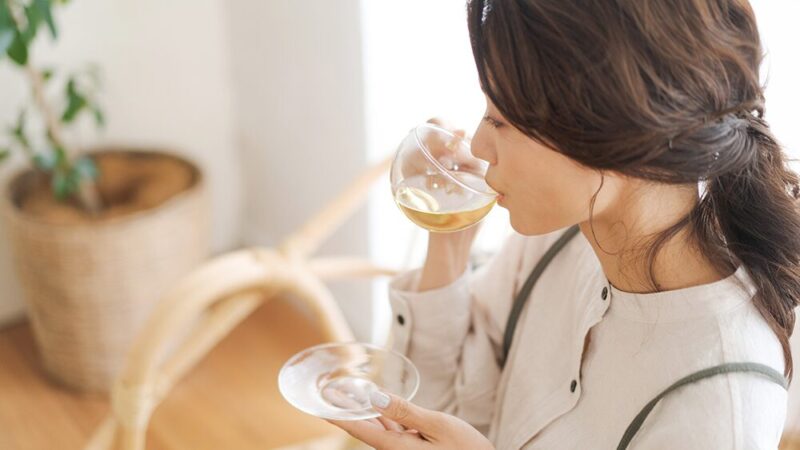 おしゃれな空間でお茶を飲んでいる女性の写真