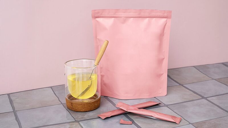 ラミネート袋と粉末スティックとコップの写真