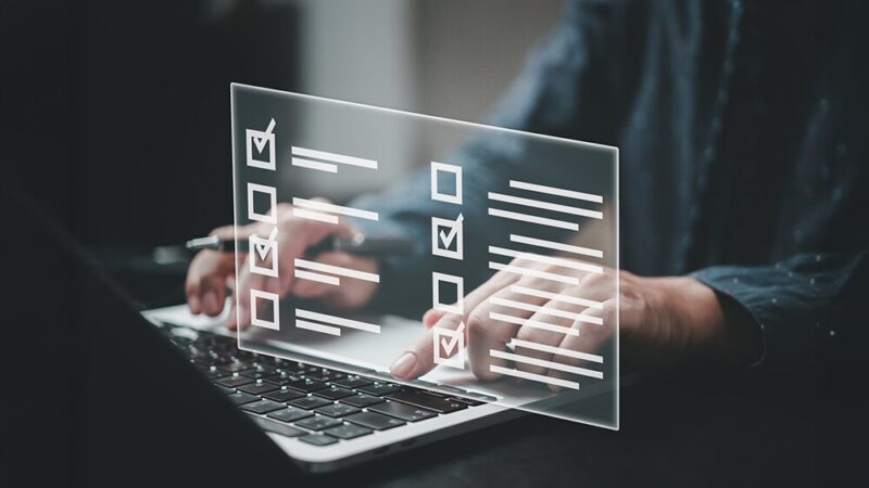 パソコンと分析データの写真