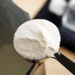 袋から粉末をさじで取り出している写真