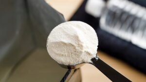 袋から粉末をさじで取り出している写真