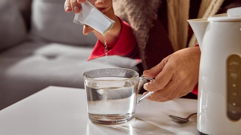 お湯の入ったカップに個包装の粉末を溶かしている写真