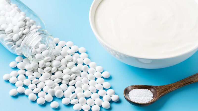 白いペーストと打錠の写真