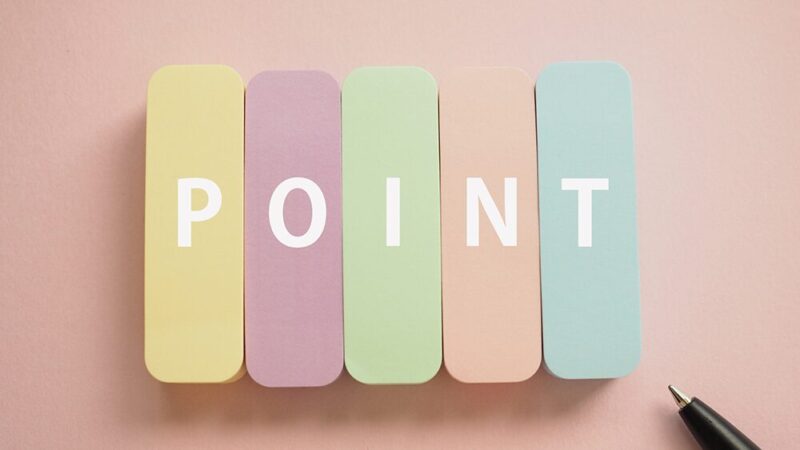 ポイントと書いた付箋とペンの写真