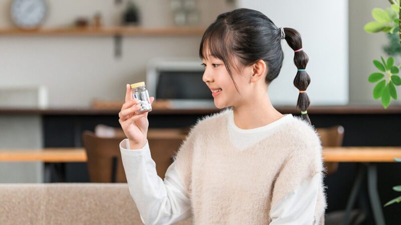 打錠が入った瓶を笑顔で見つめる子どもの写真