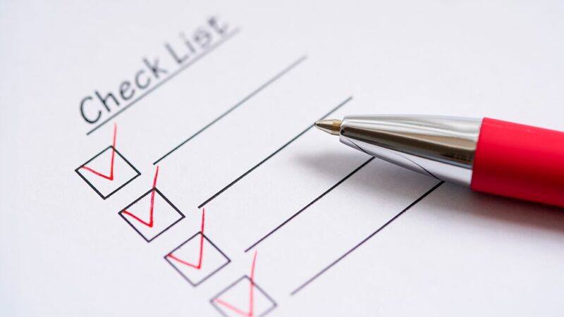 チェックが入っているチェックリストと赤ペンの写真