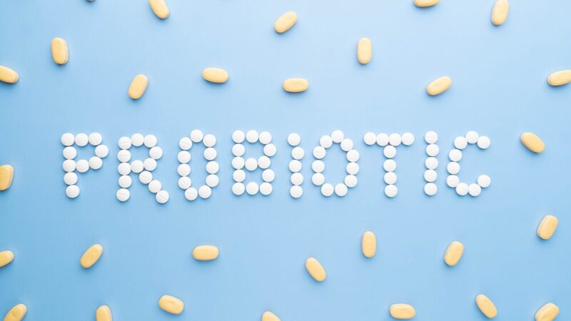 プロバイオティクスの形に錠剤を並べている写真