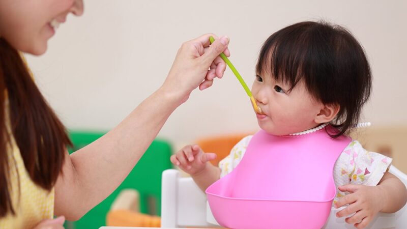 赤ちゃんが離乳食を食べている写真