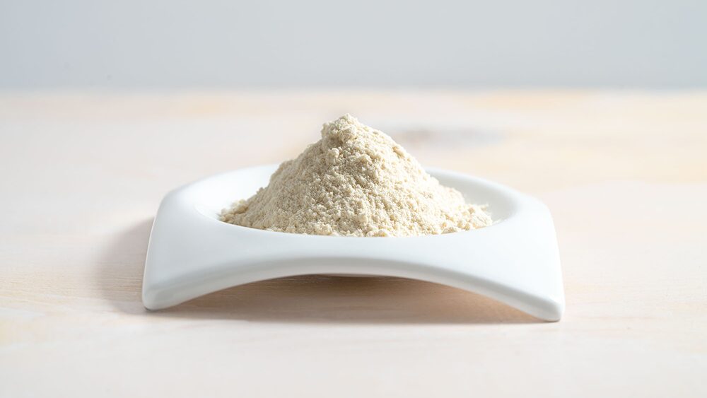 皿に盛られた鶏ささみ粉末の写真