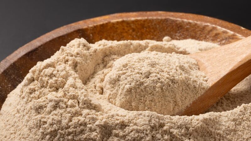 器に入った黄土色の粉末の写真