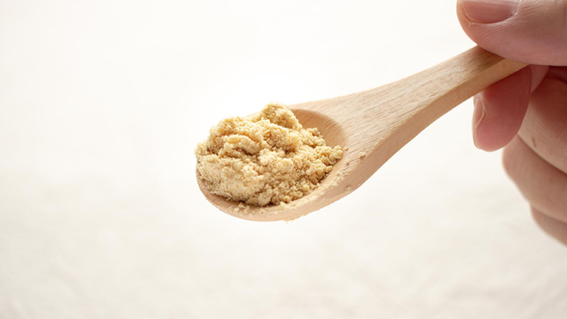 スプーンに乗った納豆粉末の写真